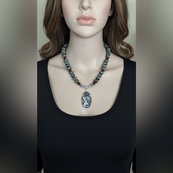 22-1/2 inch Glass bead Necklace NWOT - Picture 16 of 16